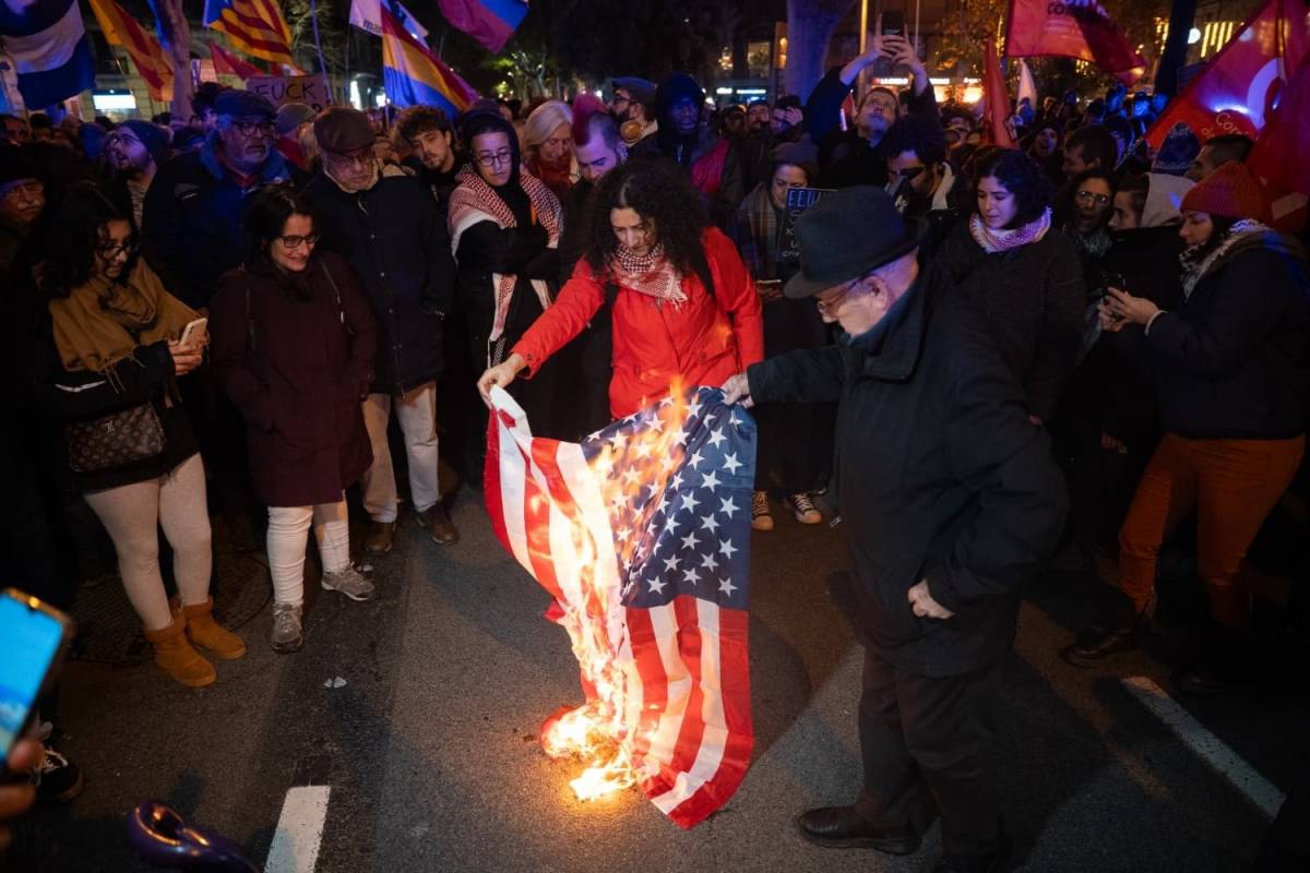 Concentracions a Barcelona a favor i en contra de l'atac a Veneçuela