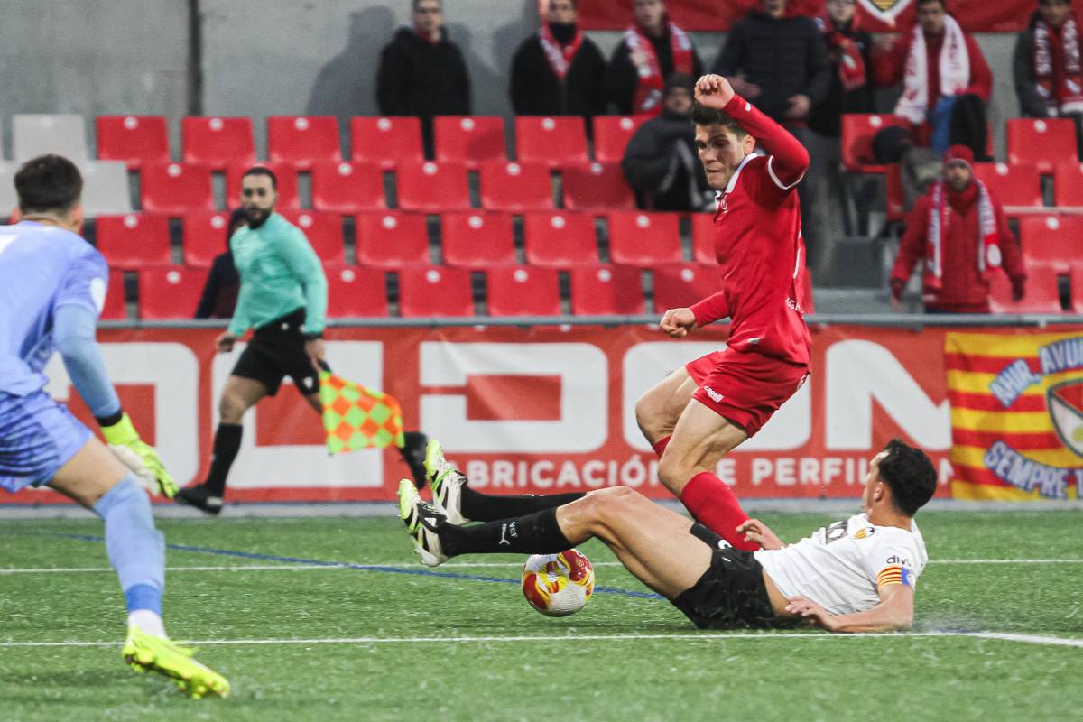Gil Muntadas en un intent que ha refusat un defensa - Lluís Clotet Gil Muntadas en un intent que ha refusat un defensa