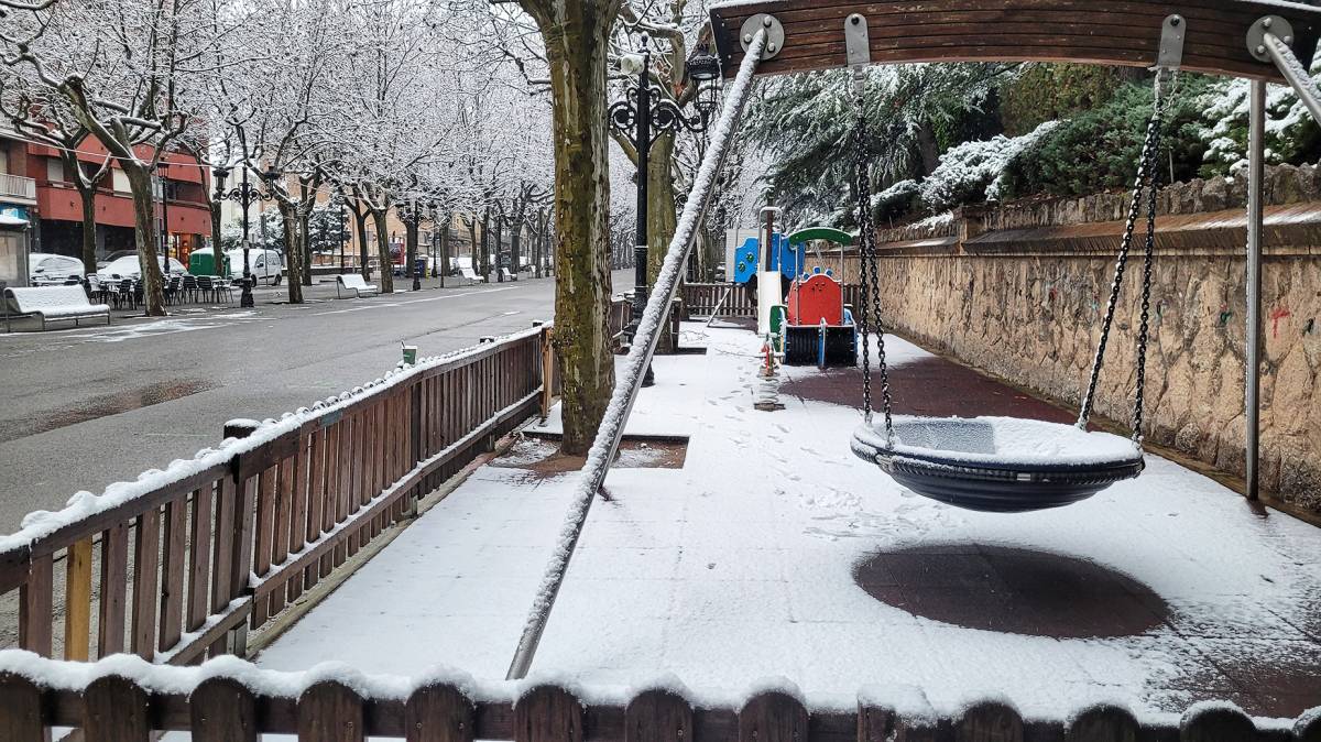 Un dels parcs del passeig de la Indústria de Berga, cobert de neu