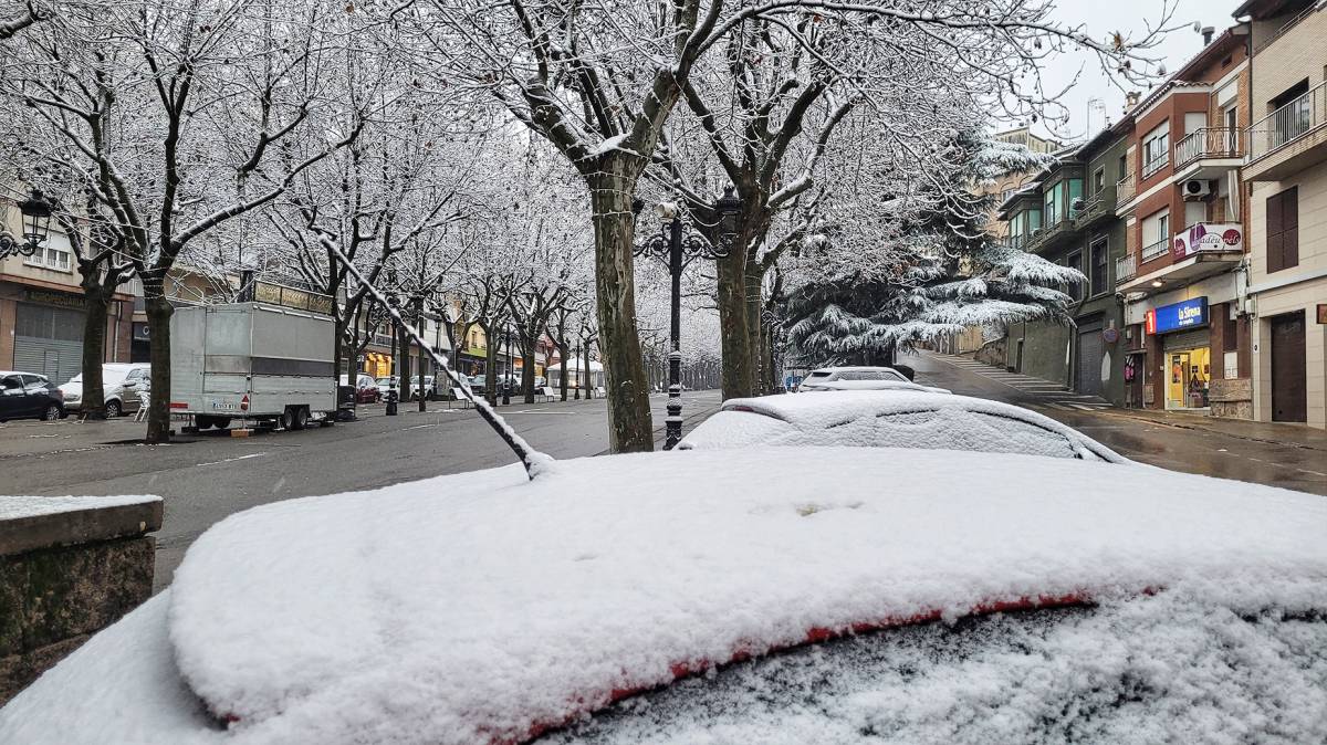 La neu acumulada sobre alguns cotxes a Berga