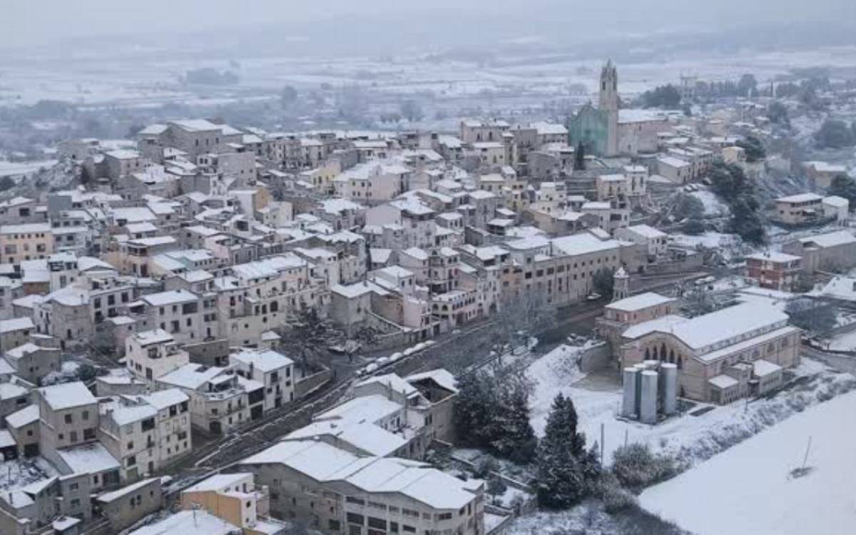Espectaculars primeres imatges aèries de la nevada a la Conca de Barberà