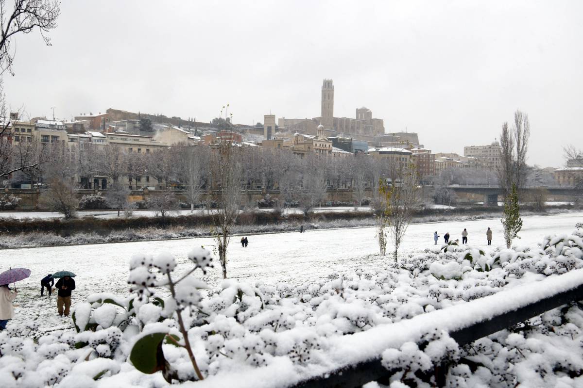 La suau nevada deixa una Lleida de postal 