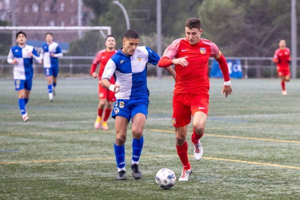 Empat agredolç del filial del CE Sabadell davant del Martinenc
