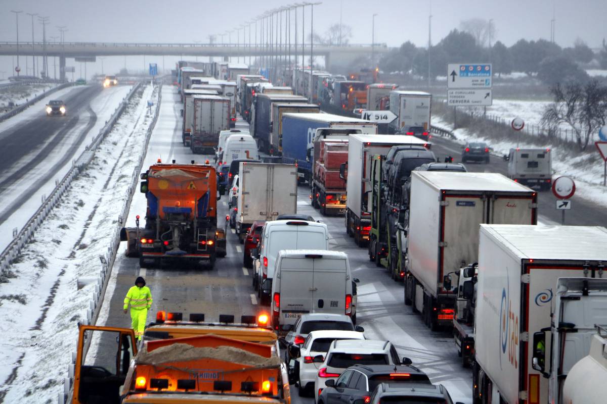 La nevada col·lapsa l’A-2 a l’altura de Fonolleres durant més de dues hores