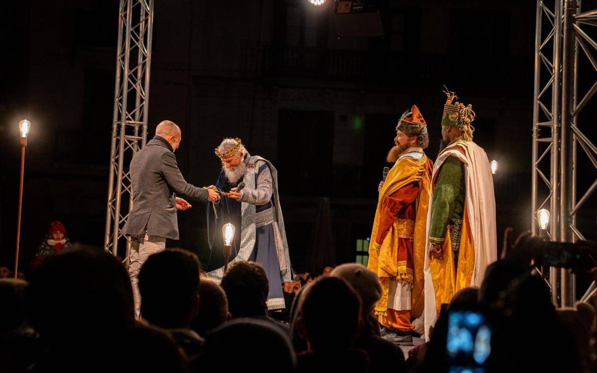 La nova Cavalcada de Reis de Manresa convenç en escena, però pateix pel fred