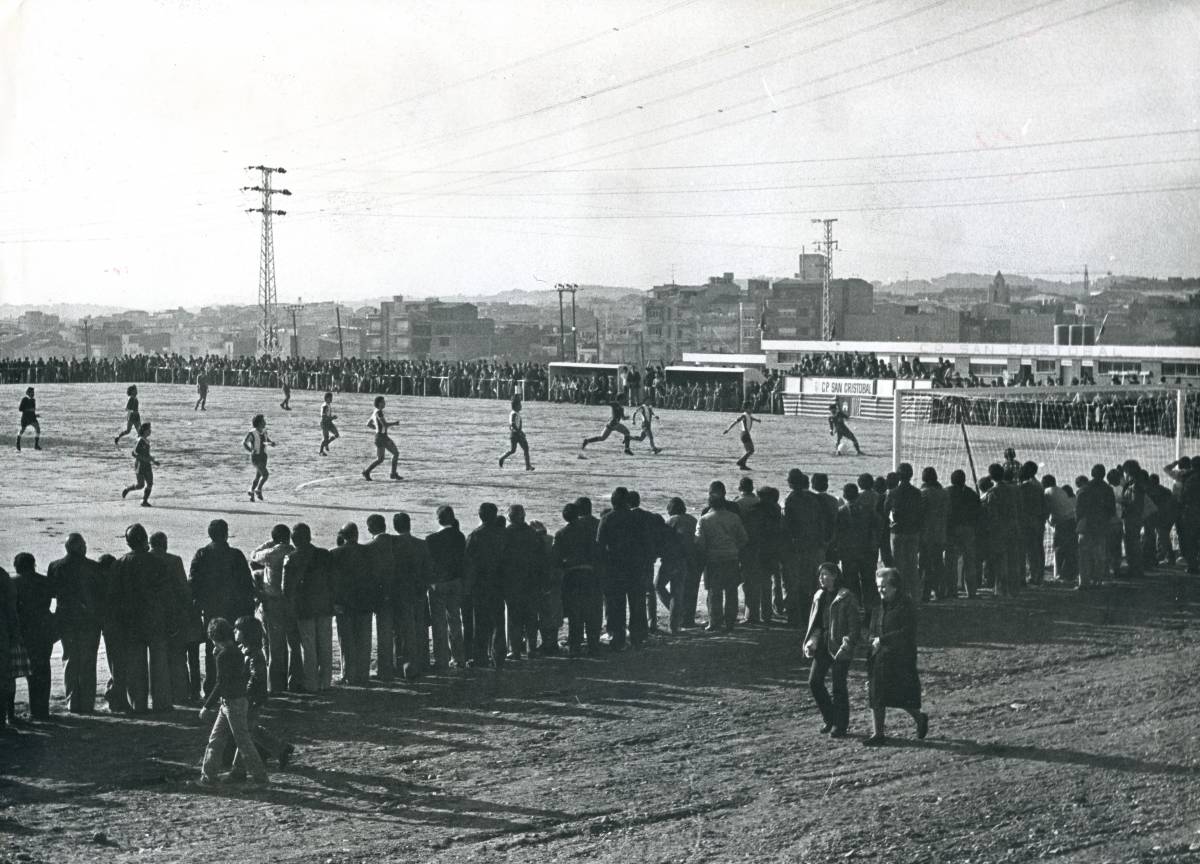 Un camp de futbol i molta expectació
