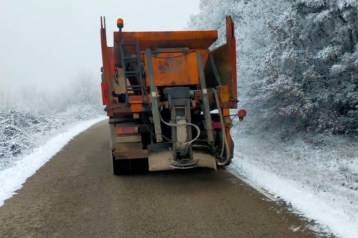 El Consell Comarcal escampa més de 45 tones de sal arran de la nevada