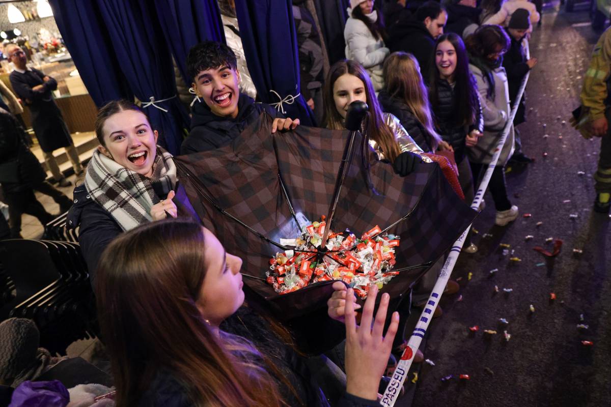 Joves amb desenes de caramels a dins del paraigües