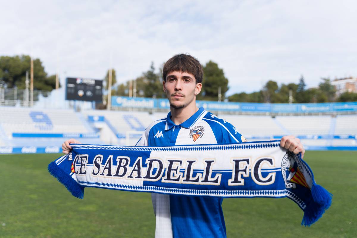 La nova incorporació, amb la bufanda arlequinada - David Chao La nova incorporació, amb la bufanda arlequinada