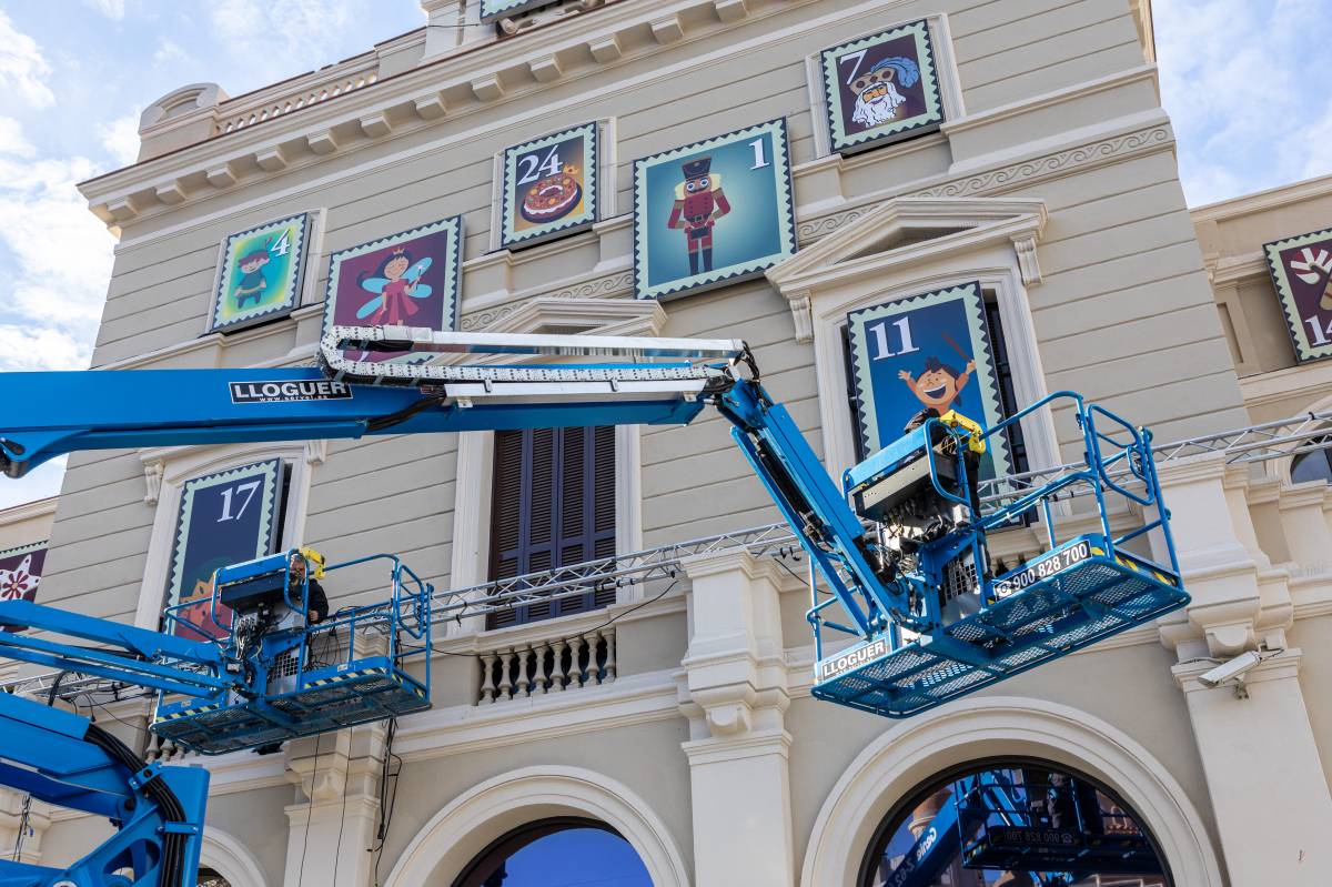 Desmuntatge del Calendari d`Advent de la façana de l`Ajuntament - Juanma Peláez Desmuntatge del Calendari d`Advent de la façana de l`Ajuntament