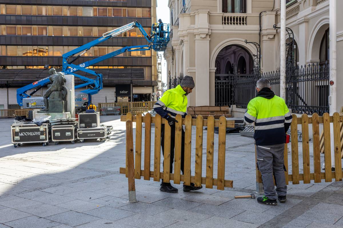 Desmuntatge del Calendari d`Advent de la façana de l`Ajuntament - Juanma Peláez Desmuntatge del Calendari d`Advent de la façana de l`Ajuntament