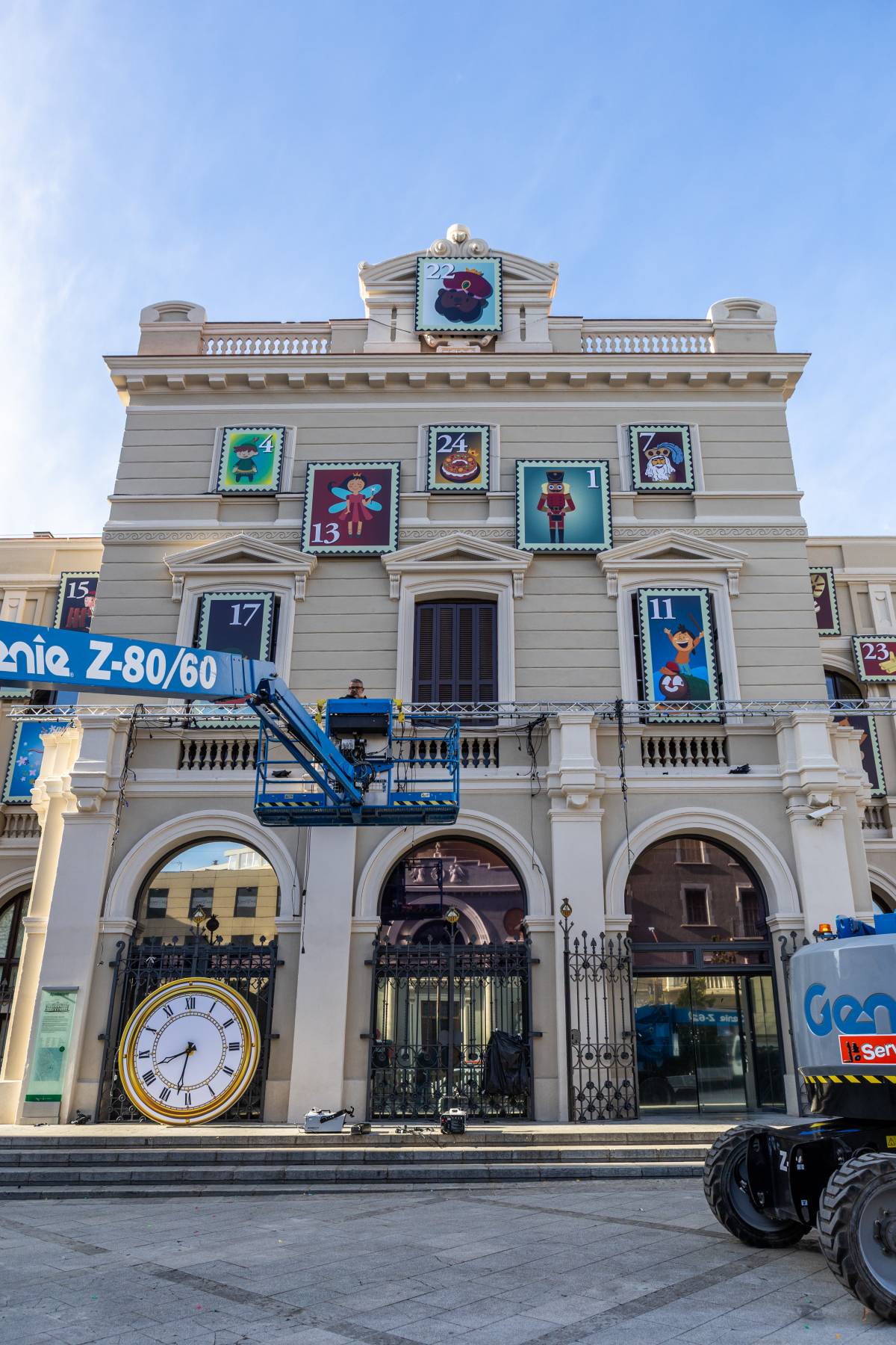 Desmuntatge del Calendari d`Advent de la façana de l`Ajuntament - Juanma Peláez Desmuntatge del Calendari d`Advent de la façana de l`Ajuntament