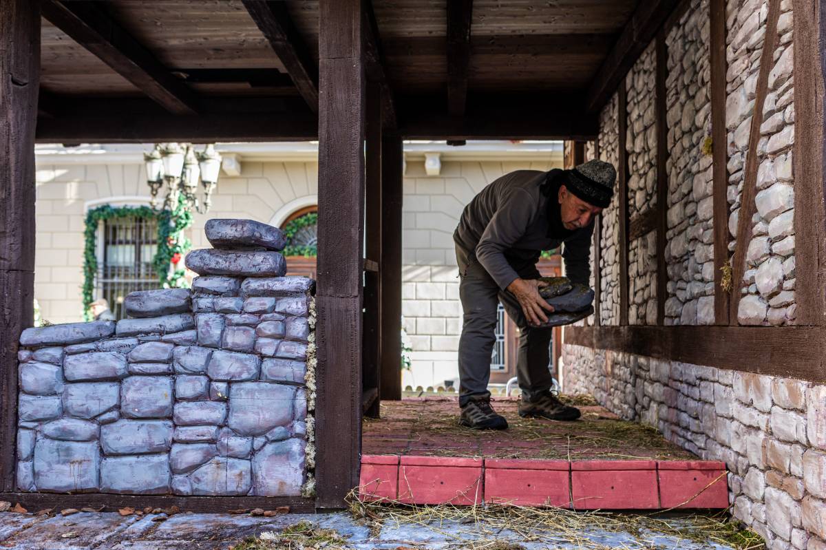 Desmuntatge del pessebre gegant de Sant Roc - Juanma Peláez Desmuntatge del pessebre gegant de Sant Roc