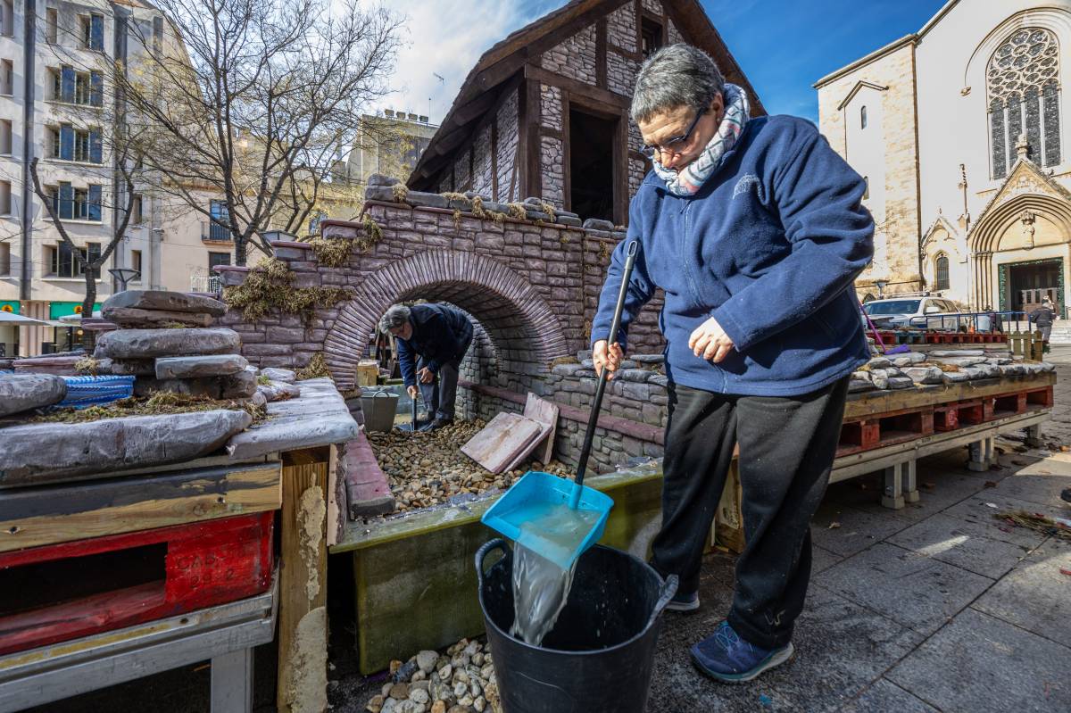 Desmuntatge del pessebre gegant de Sant Roc - Juanma Peláez Desmuntatge del pessebre gegant de Sant Roc