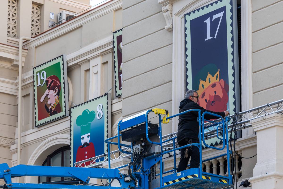 Desmuntatge del Calendari d`Advent de la façana de l`Ajuntament - Juanma Peláez Desmuntatge del Calendari d`Advent de la façana de l`Ajuntament