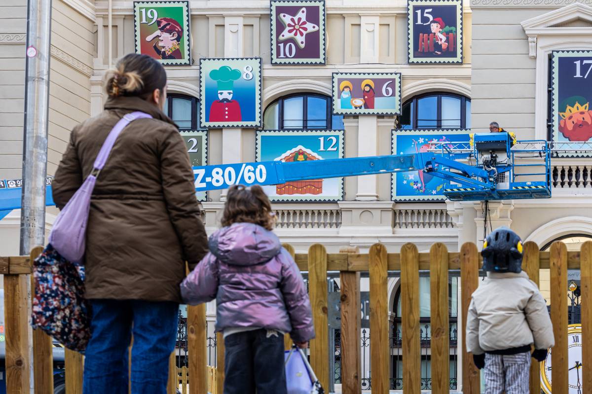 Desmuntatge del Calendari d`Advent de la façana de l`Ajuntament - Juanma Peláez Desmuntatge del Calendari d`Advent de la façana de l`Ajuntament