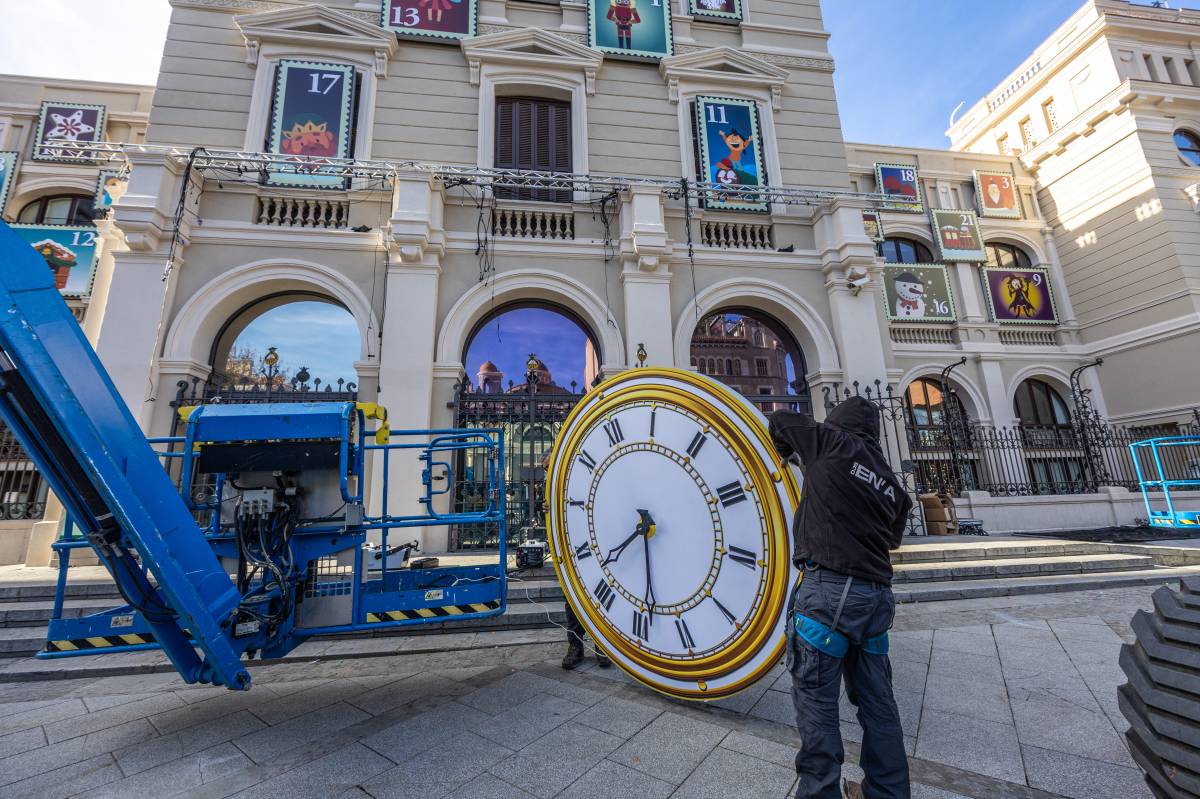 FOTOS | Sabadell es treu el vestit de Nadal: comencen les tasques per desmuntar la decoració festiva