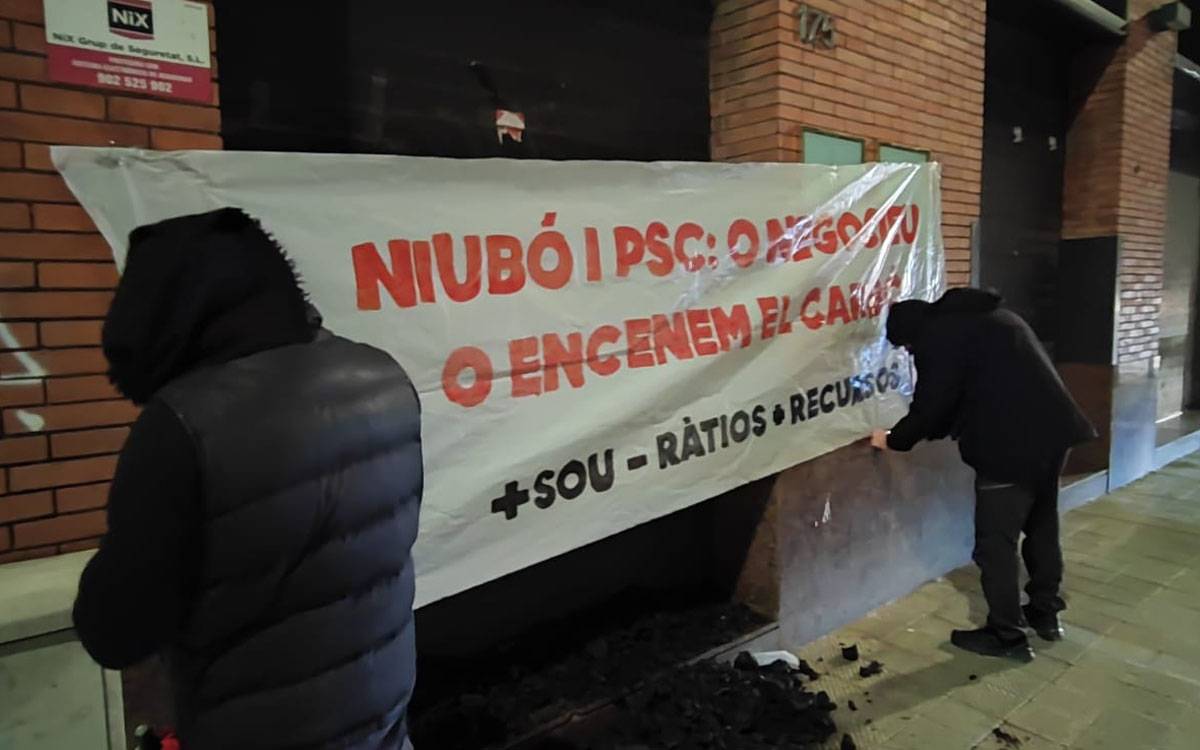 CGT Ensenyament porta carbó a Educació i avisa d'una vaga si no s'obre la negociació