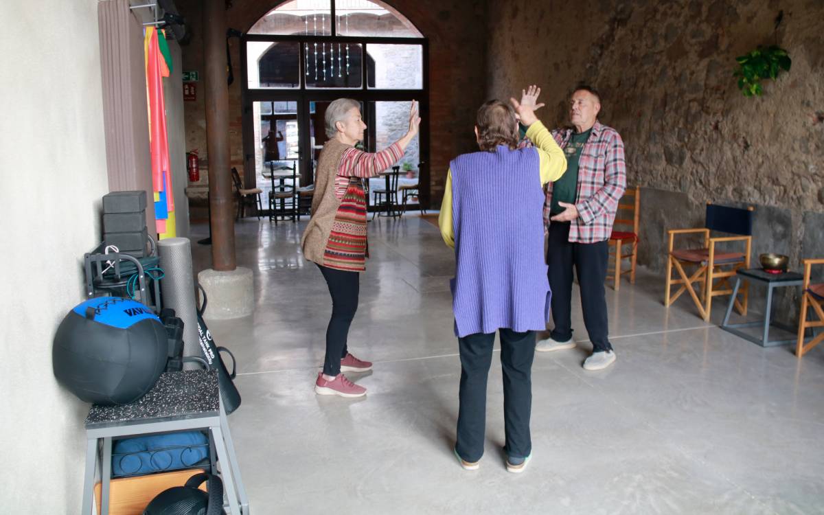 Un taller de ioga a La Rosada, un espai "actiu de convivència i envelliment" a Prats de Lluçanès.