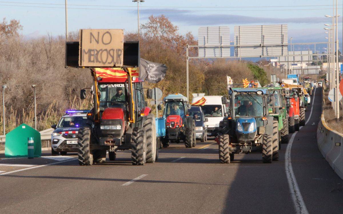 Els pagesos bloquegen amb tractors l'accés al Port de Tarragona per l'A-27