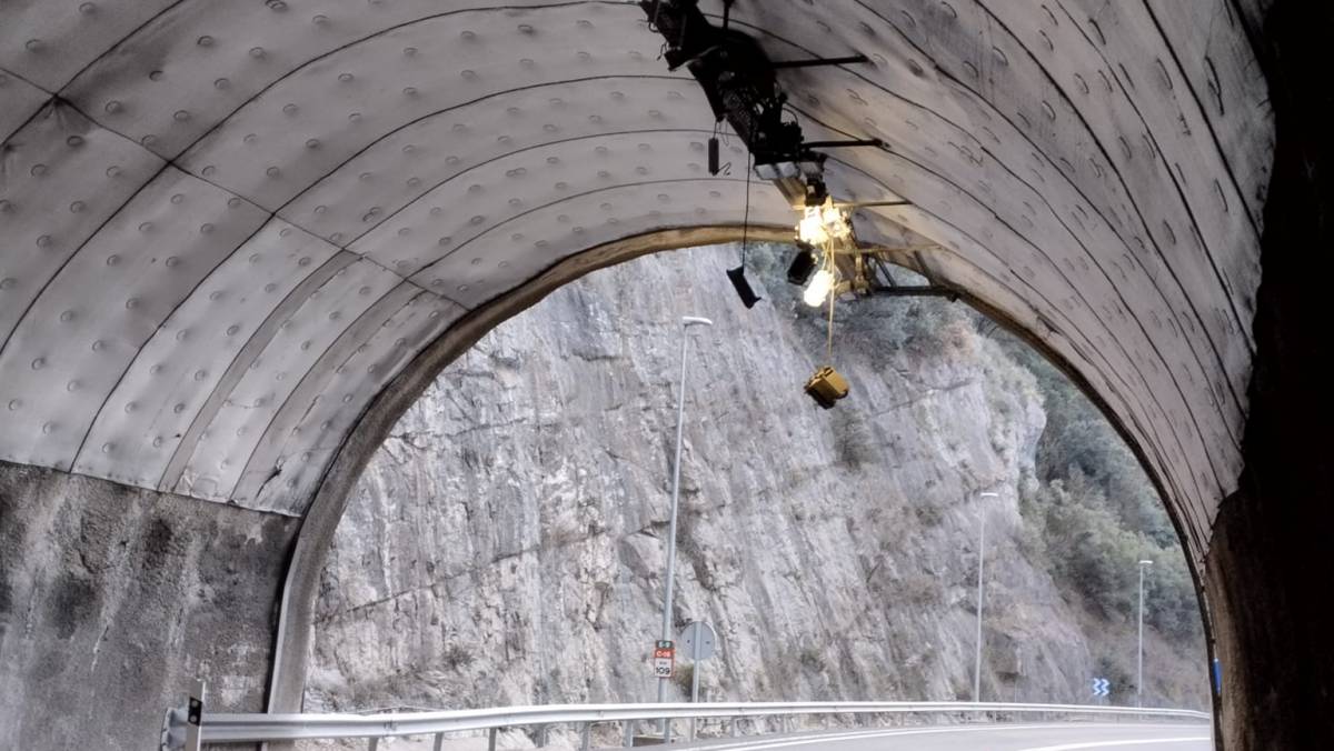 Afectacions al Túnel de la Nou per l'impacte d'un camió al sistema d'il·luminació