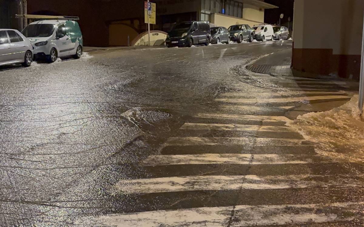 Avaria a la xarxa d'aigua a Manresa afecta diversos carrers de la carretera de Santpedor