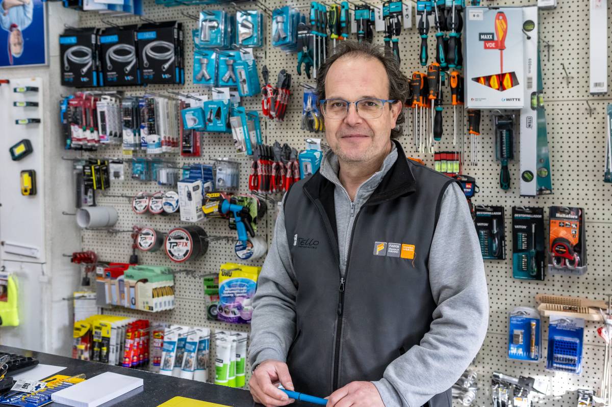 Miguel Tello regenta Fontalèctric Tello, de Ca n’Oriac - JUANMA PELÁEZ Miguel Tello regenta Fontalèctric Tello, de Ca n’Oriac