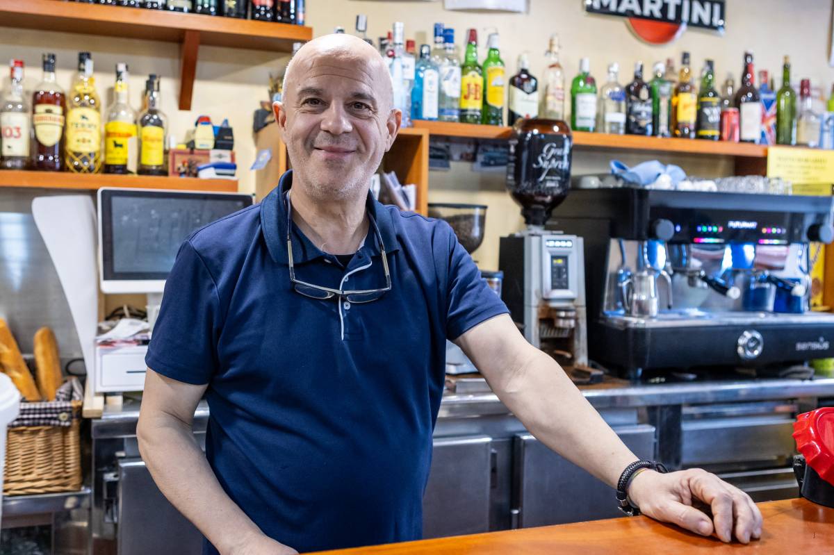 Alfonso Martí regenta el Bar La Parada, de Ca n’Oriac - JUANMA PELÁEZ Alfonso Martí regenta el Bar La Parada, de Ca n’Oriac