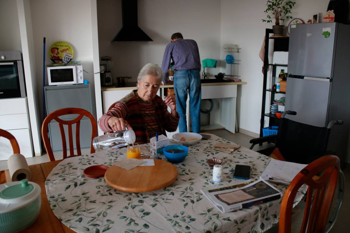 Dos veïns es preparen l`esmorzar a la cuina de l`habitatge - Lourdes Casademont/ACN Dos veïns es preparen l`esmorzar a la cuina de l`habitatge
