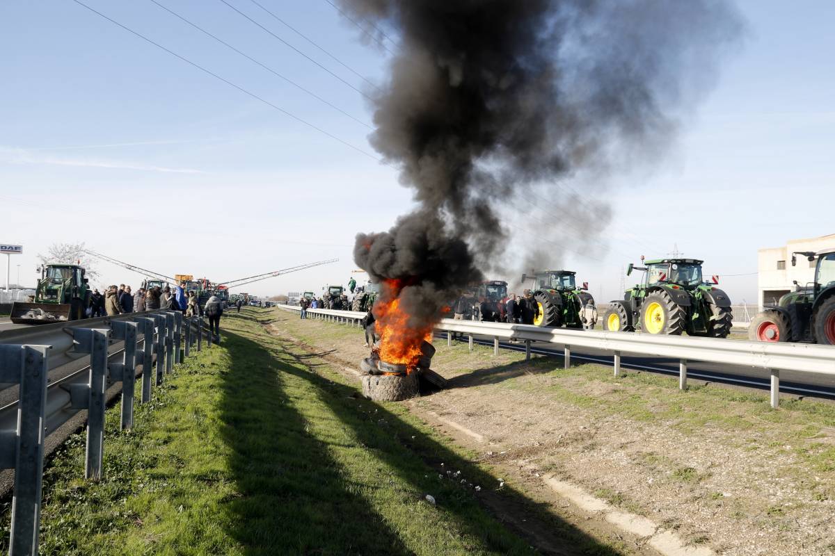 Els pagesos bloquegen l’A-2 a Fondarella contra l’acord UE-Mercosur