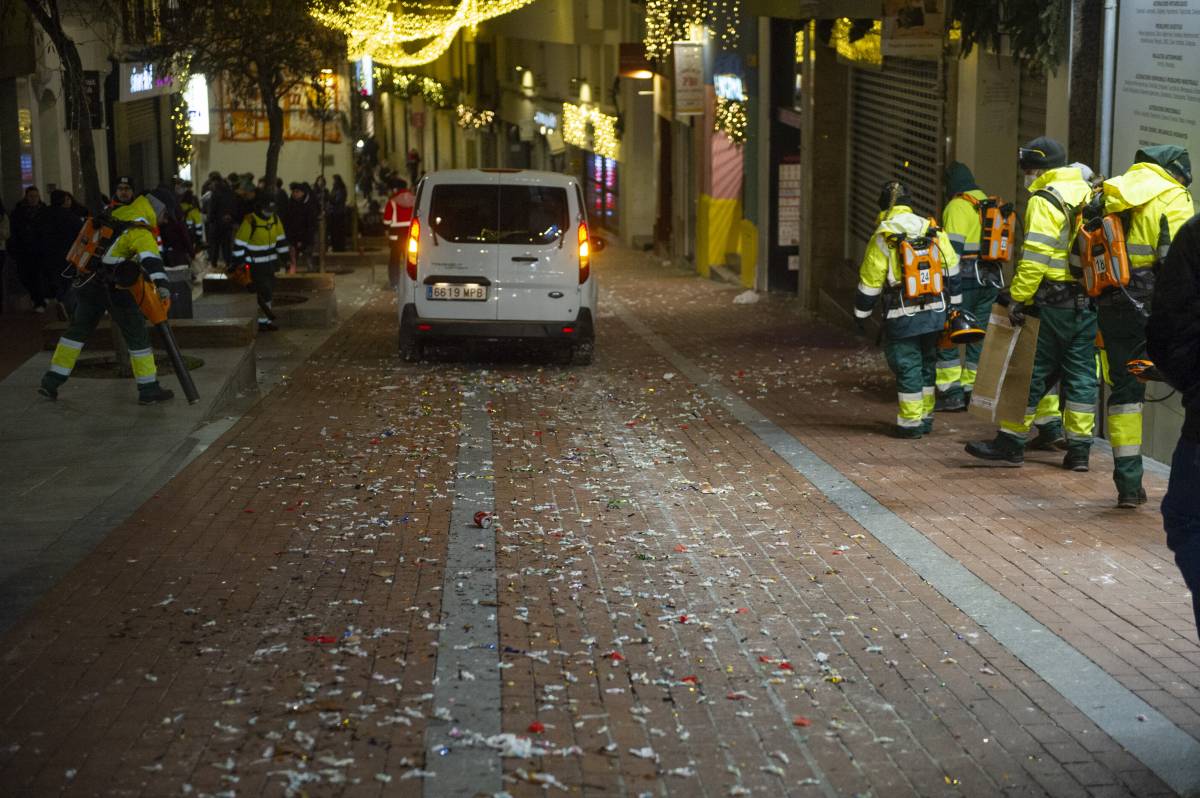 VÍDEO | “Quin fàstic, no es pot ni caminar”: la Font Vella continua enganxifosa tres dies després de la cavalcada de Reis