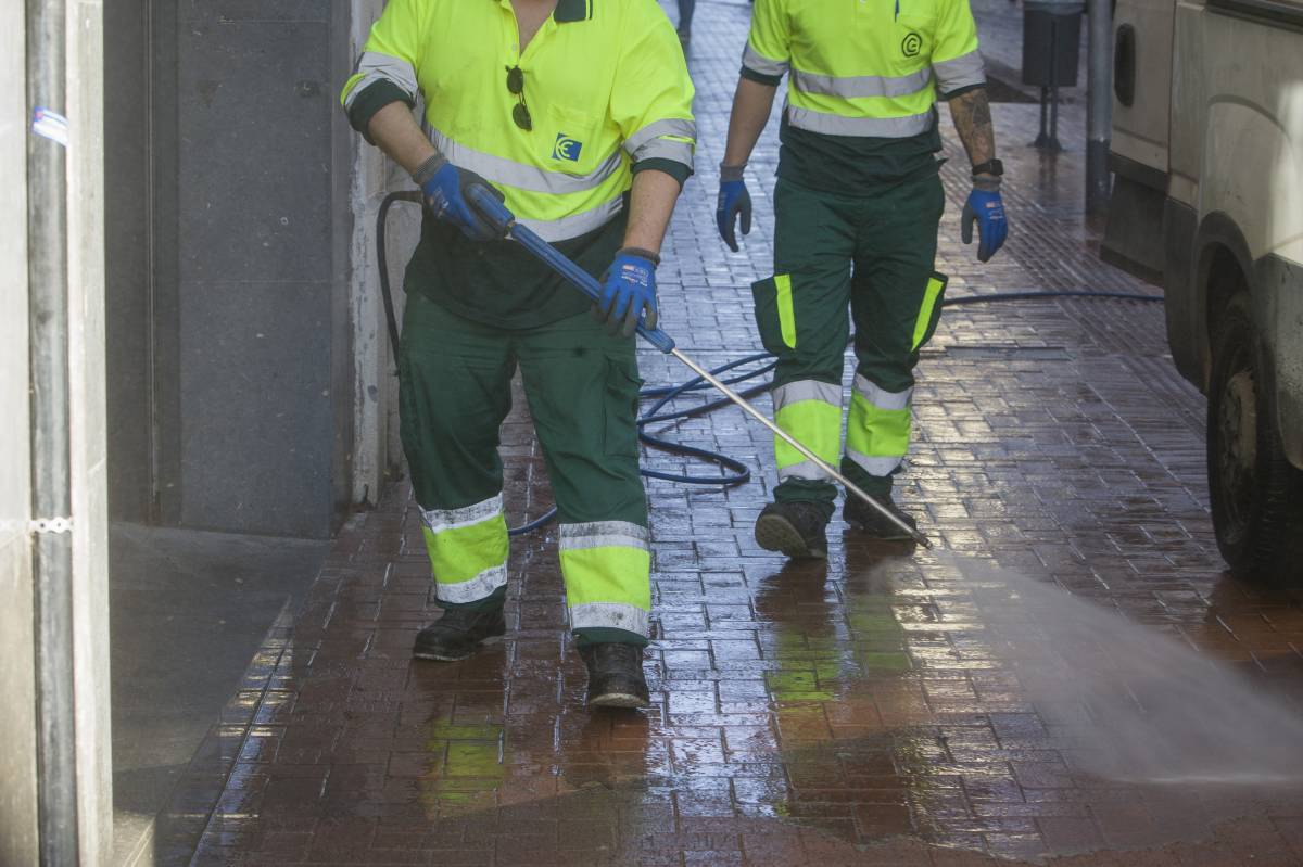 VÍDEO | “Quin fàstic, no es pot ni caminar”: la Font Vella continua enganxifosa tres dies després de la cavalcada de Reis