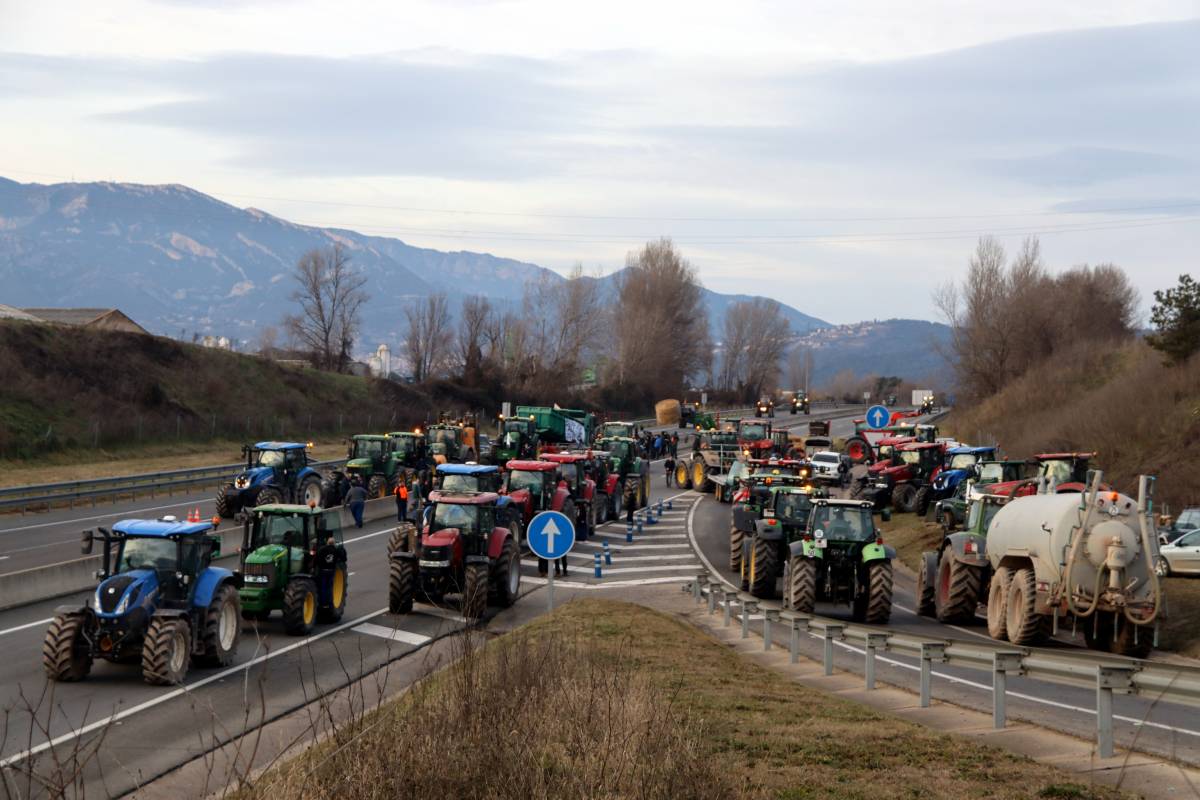 La marxa lenta de la pagesia a la C-16 es converteix en tall