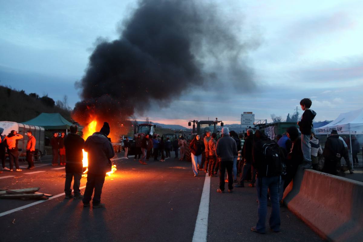 La marxa lenta de la pagesia a la C-16 es converteix en tall