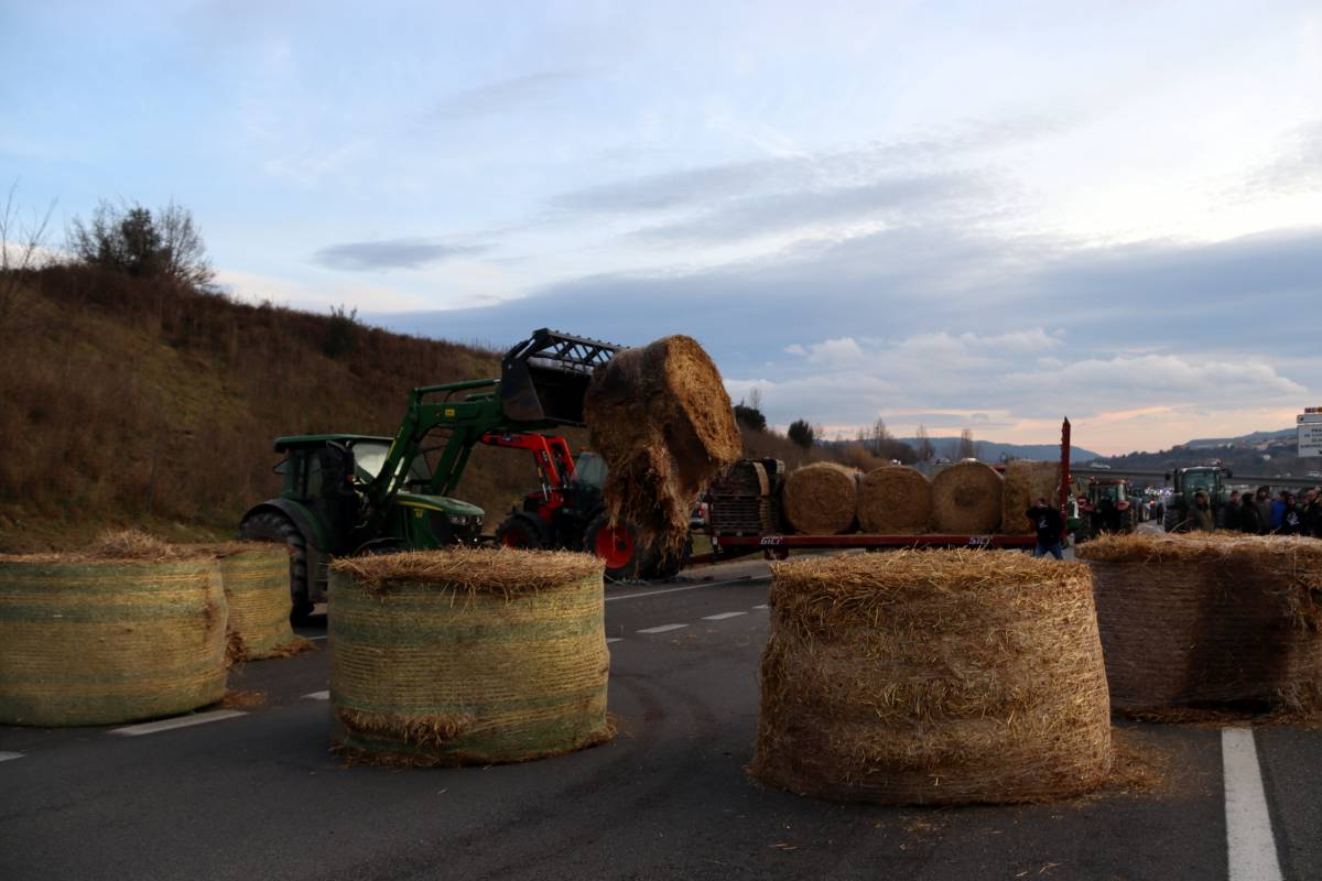 Els pagesos concentrats han col·locat bales de palla a la carretera