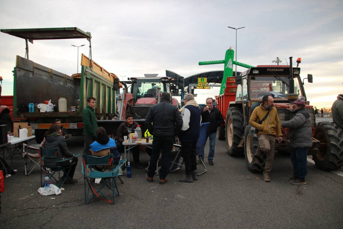 Els pagesos decideixen passar la nit a les carreteres i confien reunir-se amb Ordeig aquest divendres