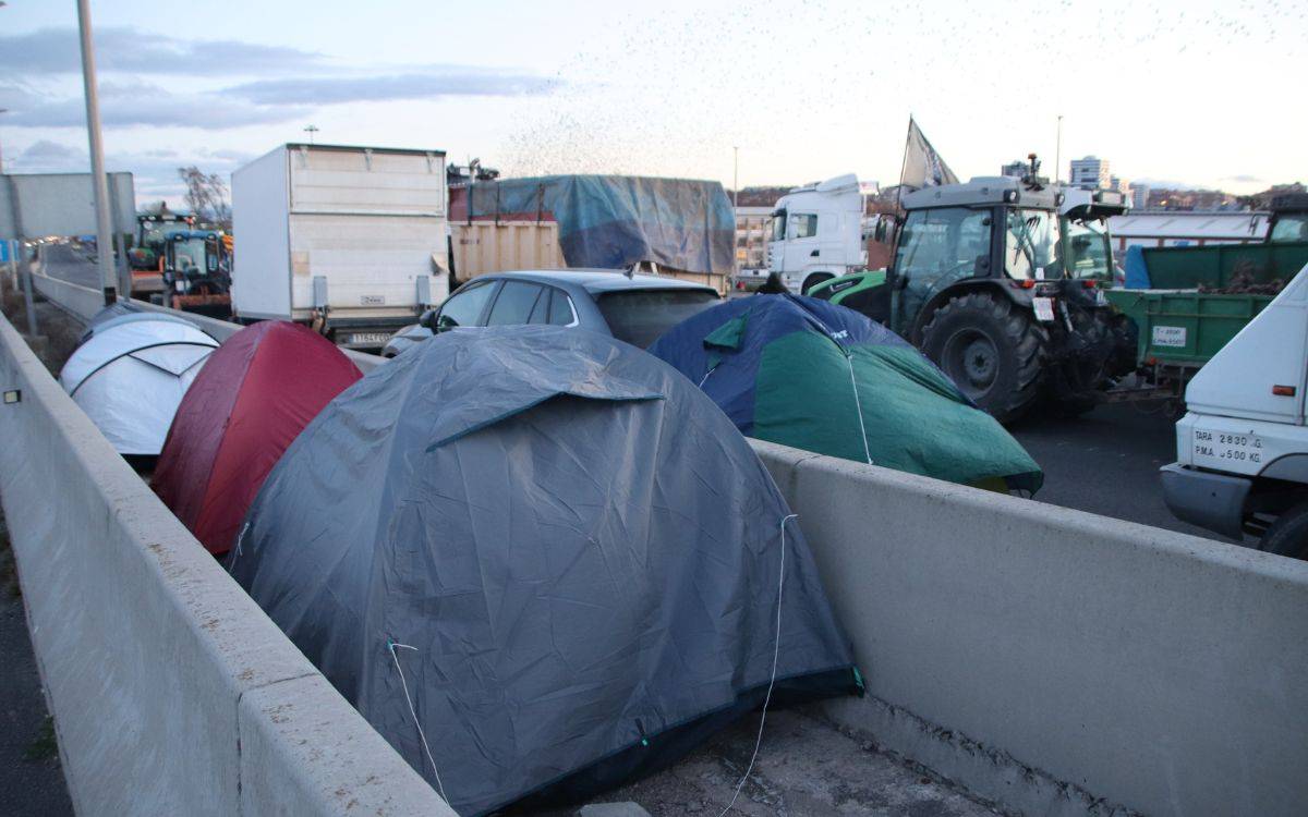 Els pagesos passen la nit a l'accés al Port de Tarragona: volen mantenir el tall durant el cap de setmana