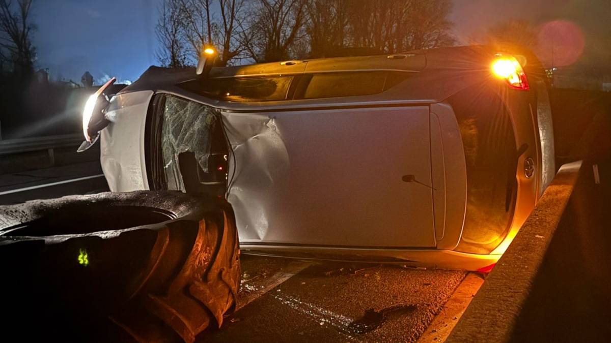 Un conductor impacta contra la barricada de pneumàtics de la C-16