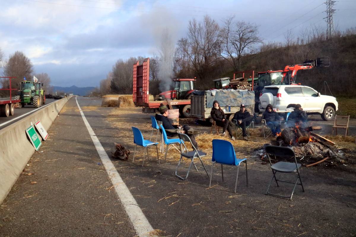 Alguns dels ramaders de la Catalunya Central que es mantenen al tall de la C-16 - ACN / Nia Escolà Alguns dels ramaders de la Catalunya Central que es mantenen al tall de la C-16