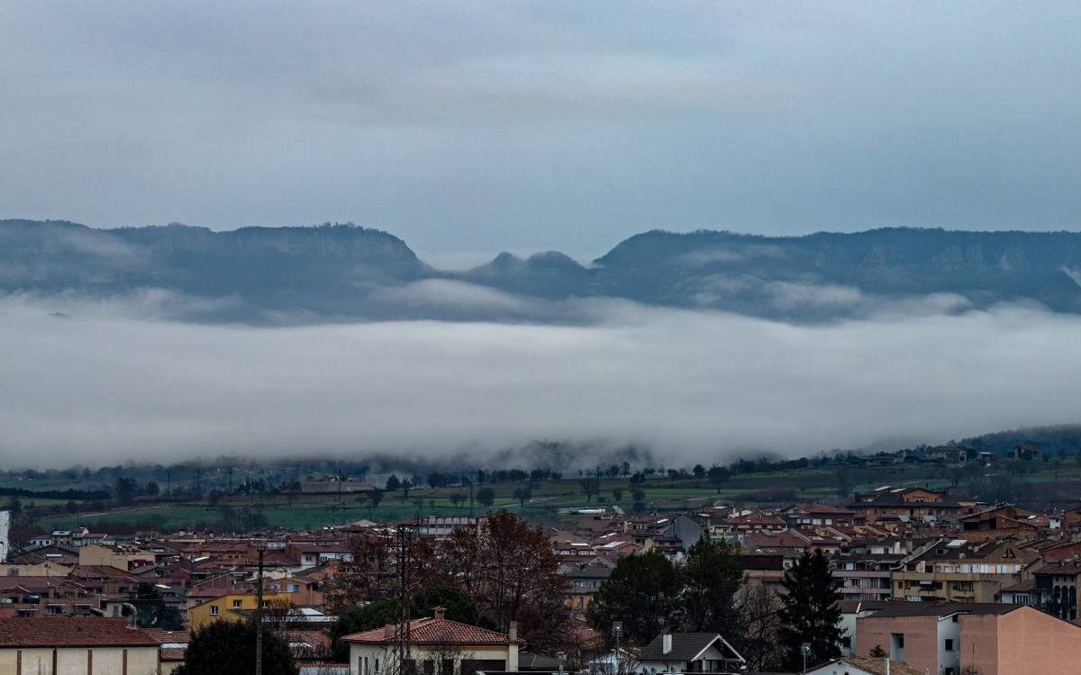Hivern a Osona i el Lluçanès: Hivern a Osona i el Lluçanès: mar de boira capturat des de Masies de Roda, amb la serra de Cabrera al fons, desembre de 2026.