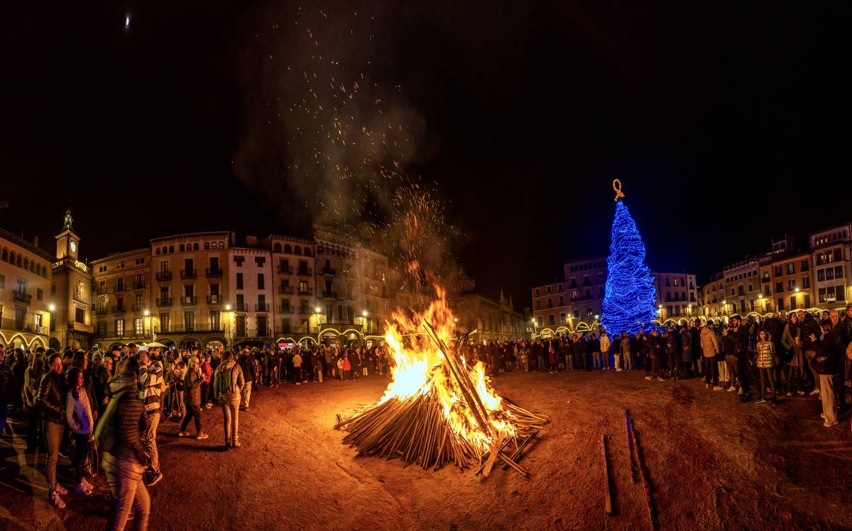 Hivern a Osona i el Lluçanès: Hivern a Osona i el Lluçanès: foguera de Nadal i cantada de nadales a la plaça Major de Vic, desembre de 2025.