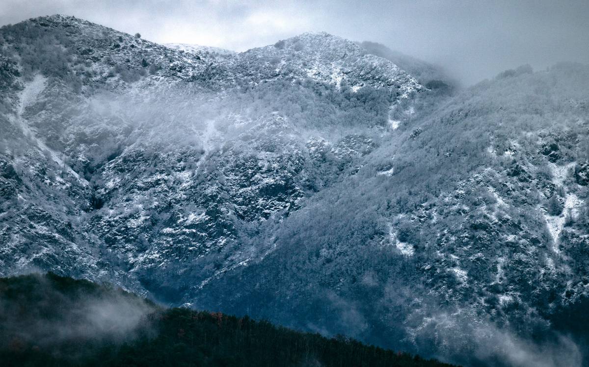 Hivern a Osona i el Lluçanès: el Montseny nevat vist des de sant Segimon, desembre 2025.