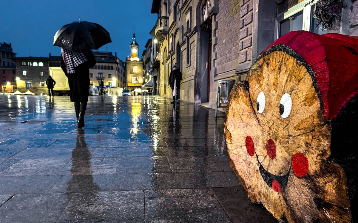 Hivern a Osona i el Lluçanès: la pluja mulla la plaça Major de Vic, engalanada amb motiu de Nadal, desembre de 2025.