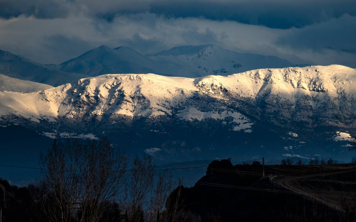 Hivern a Osona i el Lluçanès: la Serra Cavallera (Ripollès) ben nevada vista des de Vic, el desembre de 2025.