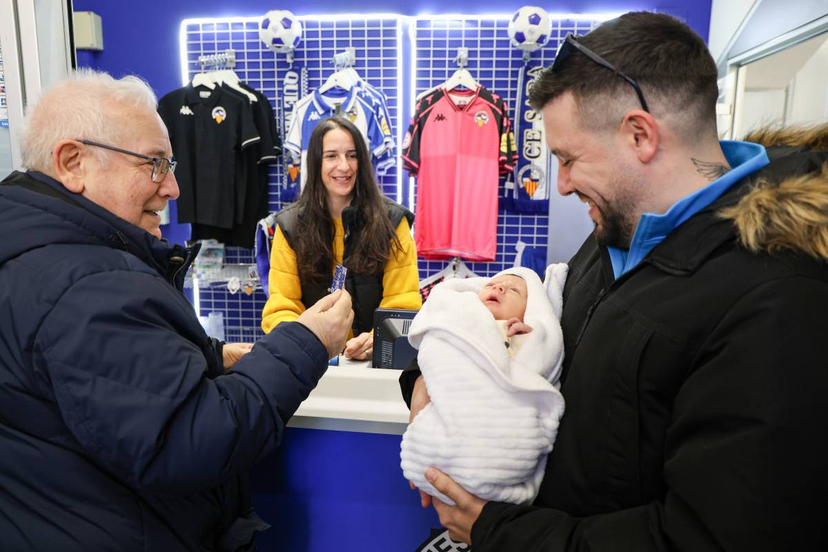 L`avi, el Lluís, li entrega el carnet a l`Arnau, el pare - Víctor Castillo L`avi, el Lluís, li entrega el carnet a l`Arnau, el pare