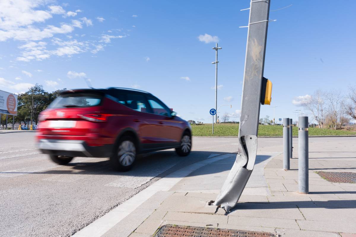 Retiraran un semàfor de Sabadell en mal estat pel possible risc de caiguda