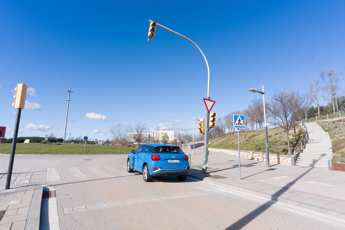 Un semàfor de la ronda de Jean Monnet, en mal estat