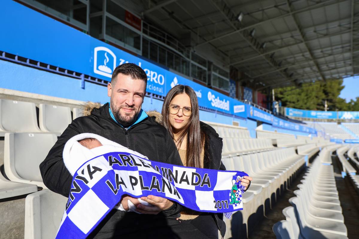 Pare, mare i fill amb la bufanda de la Penya - Víctor Castillo Pare, mare i fill amb la bufanda de la Penya