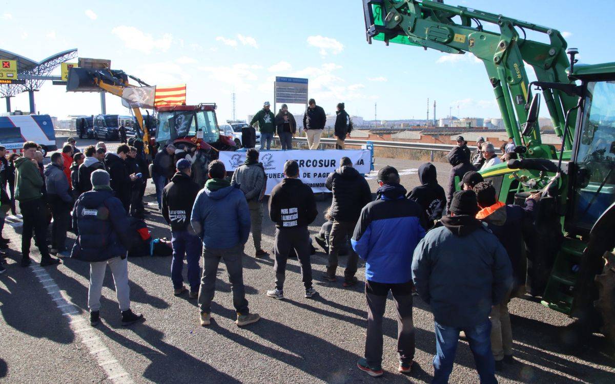 Decepció entre els pagesos que tallen l'accés al Port de Tarragona pel suport de la UE a l'acord amb Mercosur