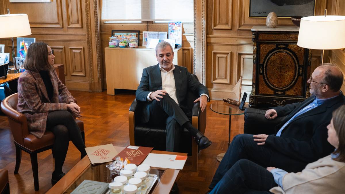 Acabar amb les llistes d'espera per aprendre català: el compromís imminent de la reunió Collboni-Òmnium